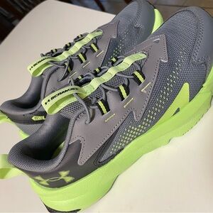 Under Armour Scramjet Boys Size 2Y Gray and Lime Athletic Shoes NWOT
